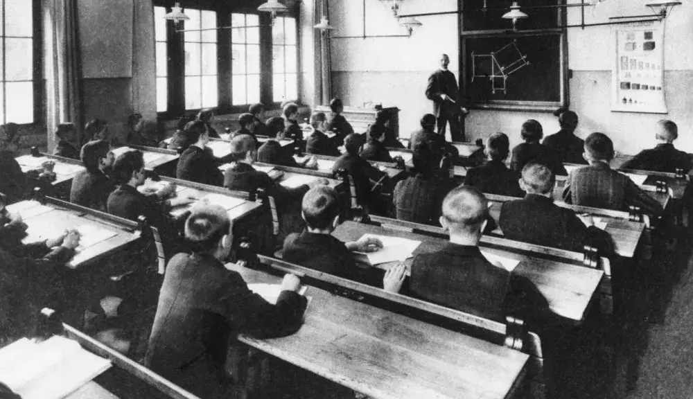 W którym roku powstały gimnazja w Polsce i jak wpłynęły na edukację?