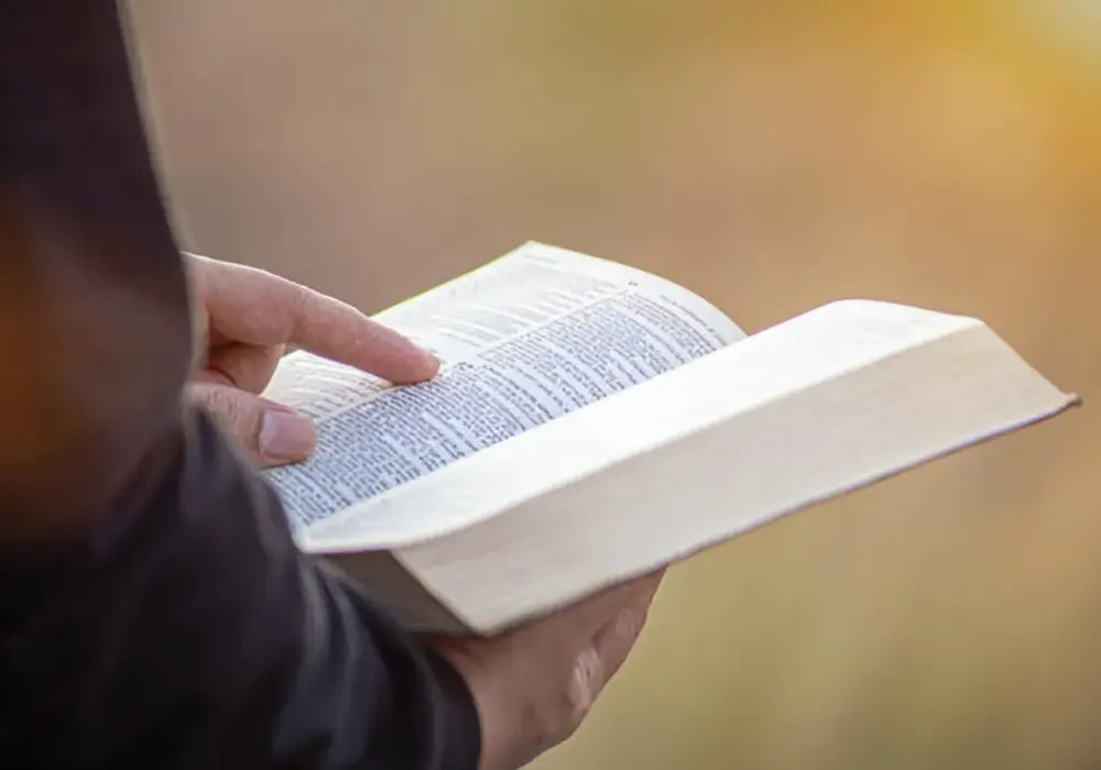 Jak czytać Biblię instrukcja: skuteczne metody dla każdego czytelnika