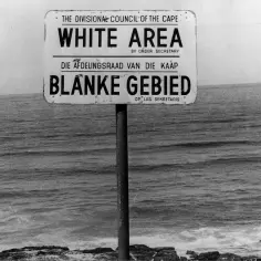 Znak "White Area" i "Blanke Gebied" nad morzem ilustruje, czym był apartheid.