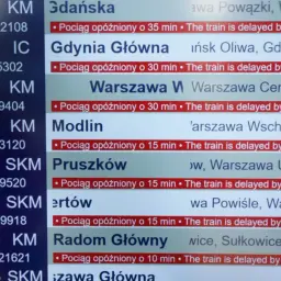 Tablica informacyjna PKP pokazuje, jak sprawdzić opóźnienie pociągu. Wiele składów jest opóźnionych o 10-35 minut.
