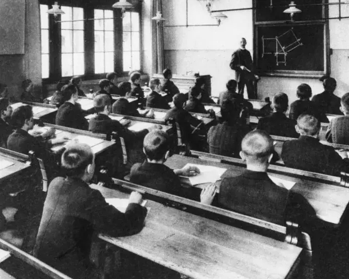 W którym roku powstały gimnazja w Polsce i jak wpłynęły na edukację?