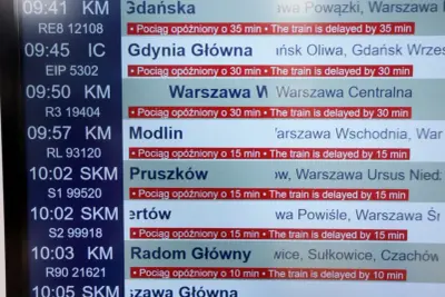 Tablica informacyjna PKP pokazuje, jak sprawdzić opóźnienie pociągu. Wiele składów jest opóźnionych o 10-35 minut.