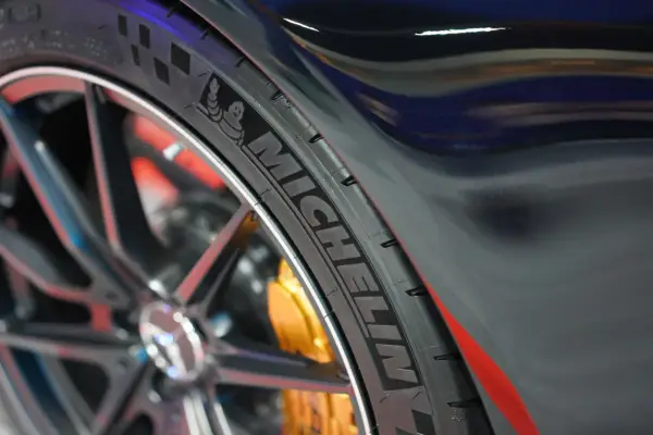 Jak powstał ludzik Michelin? Historia, która zaskakuje i inspiruje