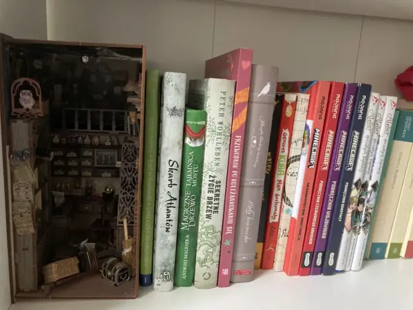 Book nook DIY - jak zrobić miniaturową scenę na półkę