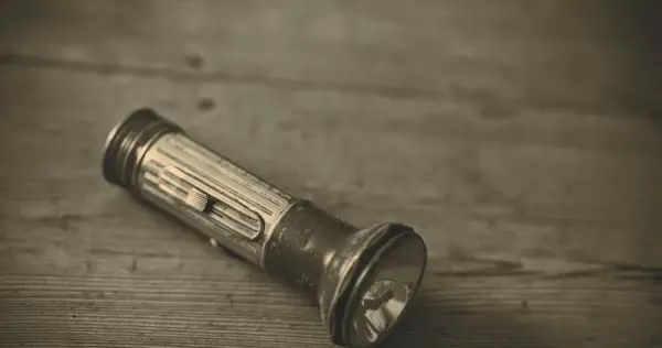 Kiedy powstała latarka? Fascynująca historia wynalazku, który zmienił noc