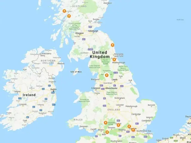 Mapa Wielkiej Brytanii z zaznaczonymi miejscami, gdzie kręcono sceny do filmów o Harrym Potterze.