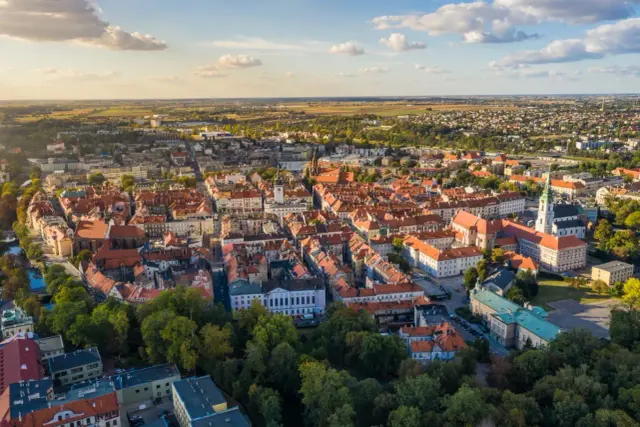 Widok z lotu ptaka na zabytkowe centrum Kalisza, najstarszego miasta w Polsce, z charakterystyczną architekturą i zielenią.